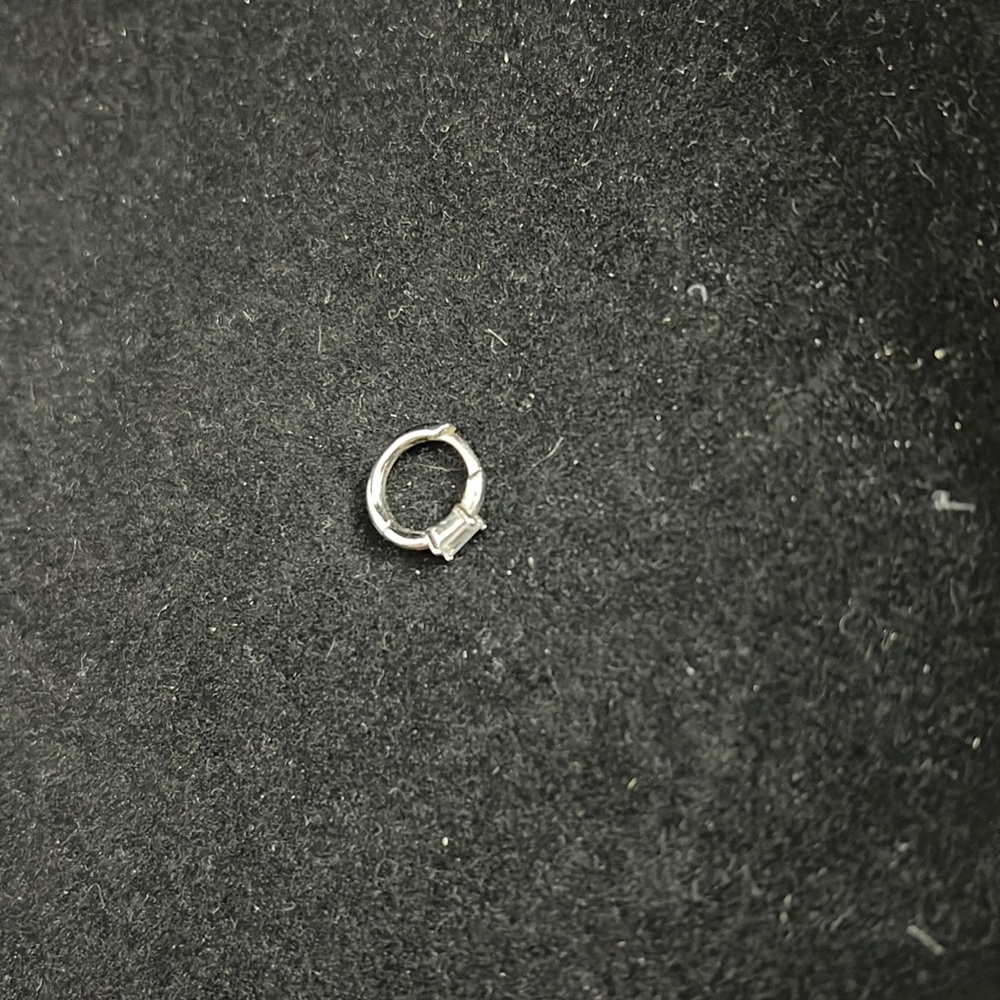 Studs Baguette Huggie × 1
Silver/Clear